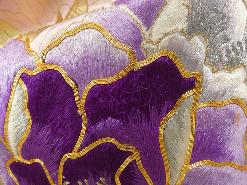 Thumbnail: ◇KWF057 Furisode (long-sleeved kimono), pure silk, embroidered, gold thread embroidery, vintage, suitable for weddings, graduations, coming-of-age ceremonies, and New Year's visits to shrines.