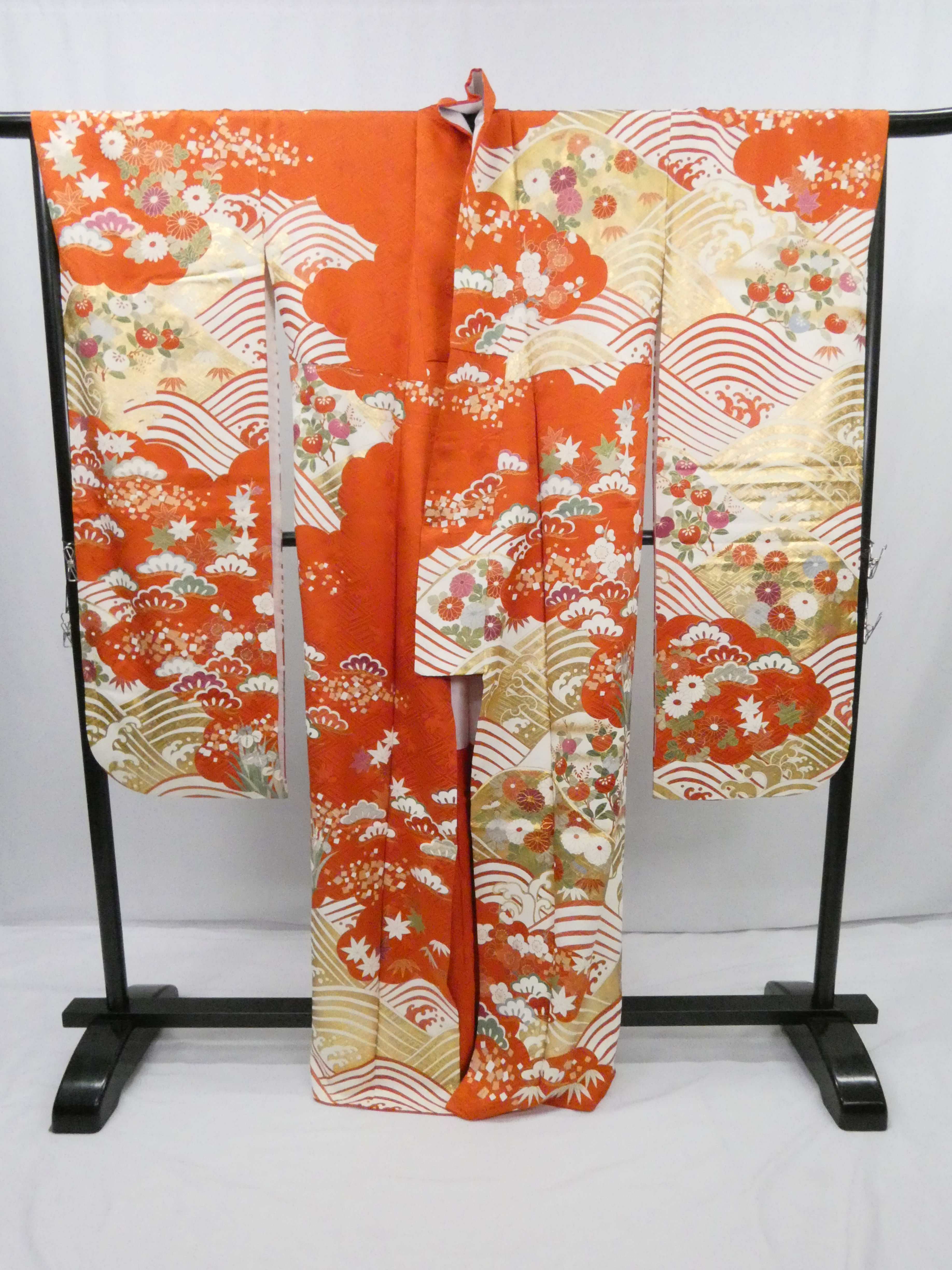 ◇KWF061 Long-sleeved Kimono with Gold Embroidery, Pure Silk, Vermilion, Vintage, Suitable for Weddings, Graduations, Coming-of-Age Ceremonies, and New Year's Shrine Visits