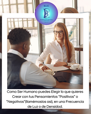 una mujer de cabello largo y gafas sonriente hablando con un hombre sobre el pensamiento positivo y negativo y el metodo blec sentados en un escritorio