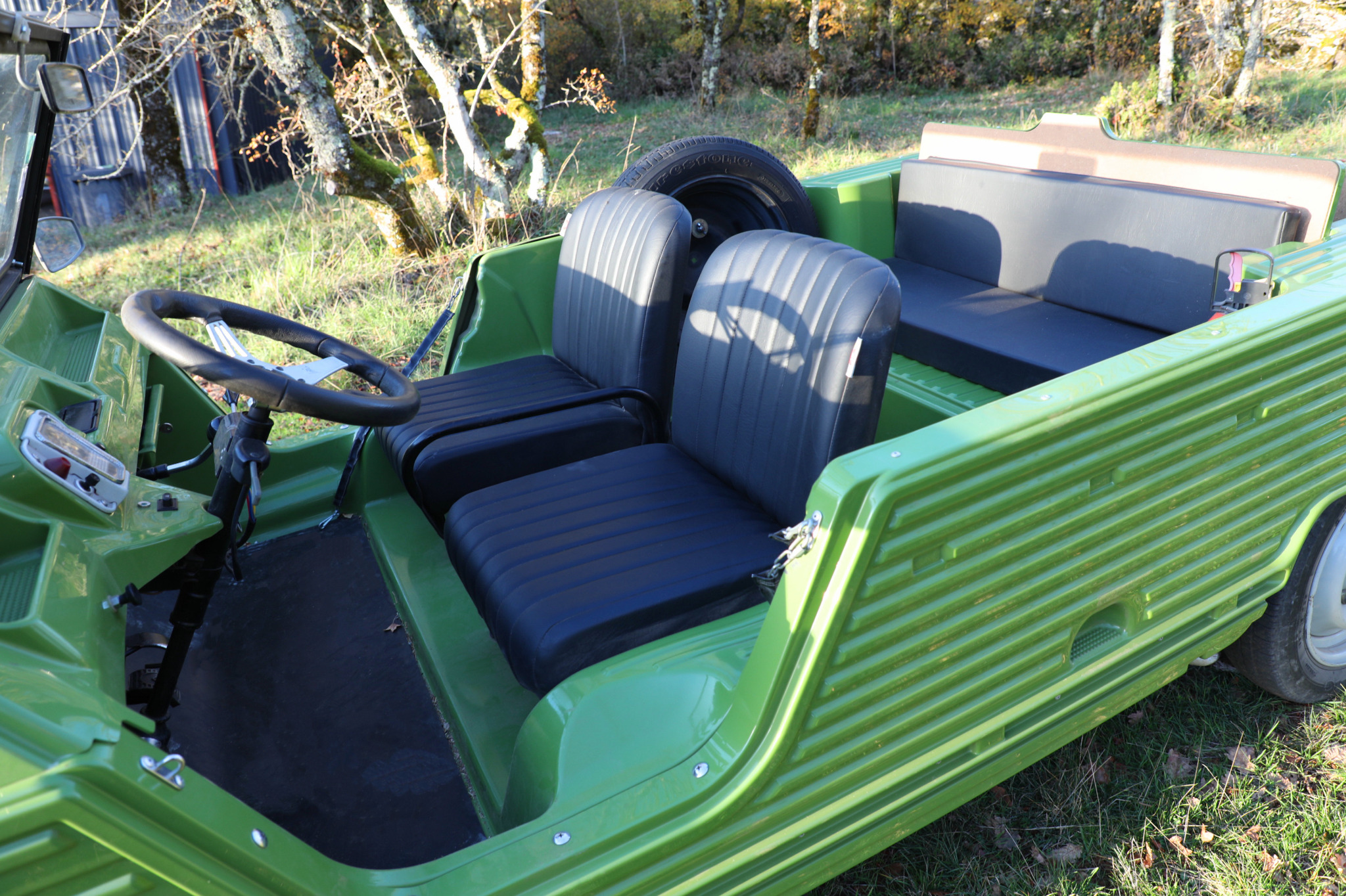 Intérieur de la Citroën Méhari verte