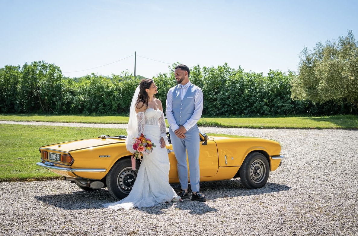 Couple de mariés et Spitfire