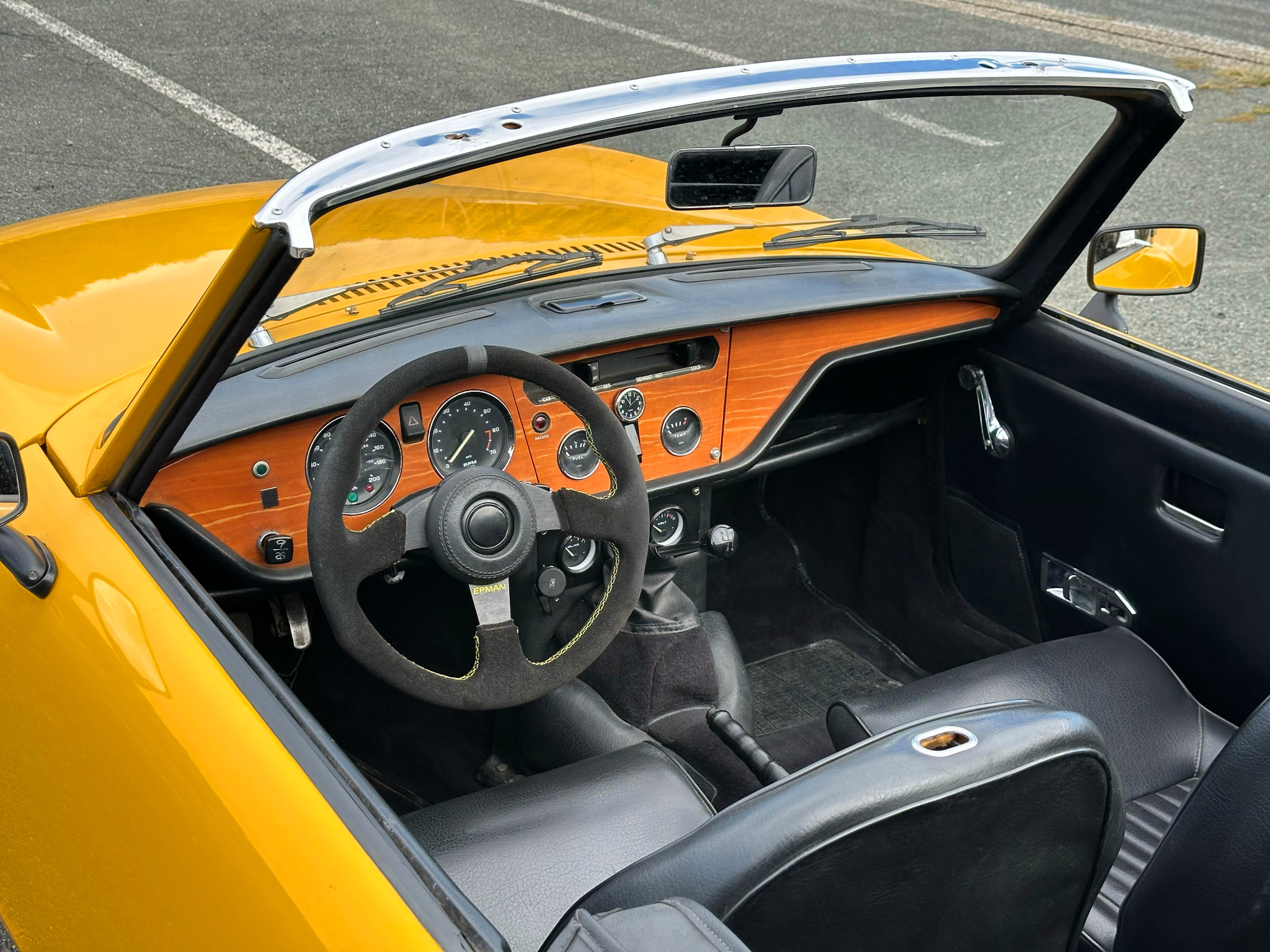 Intérieur de la Triumph Spitfire jaune