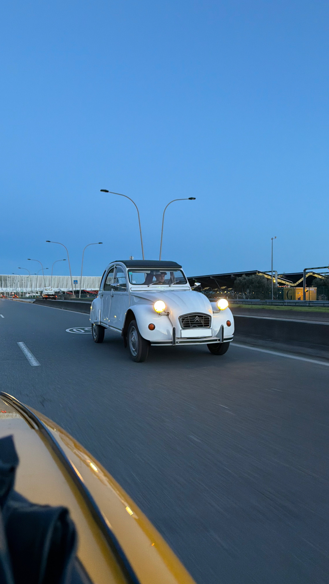 Citroën 2CV blanche en mouvement sur la route