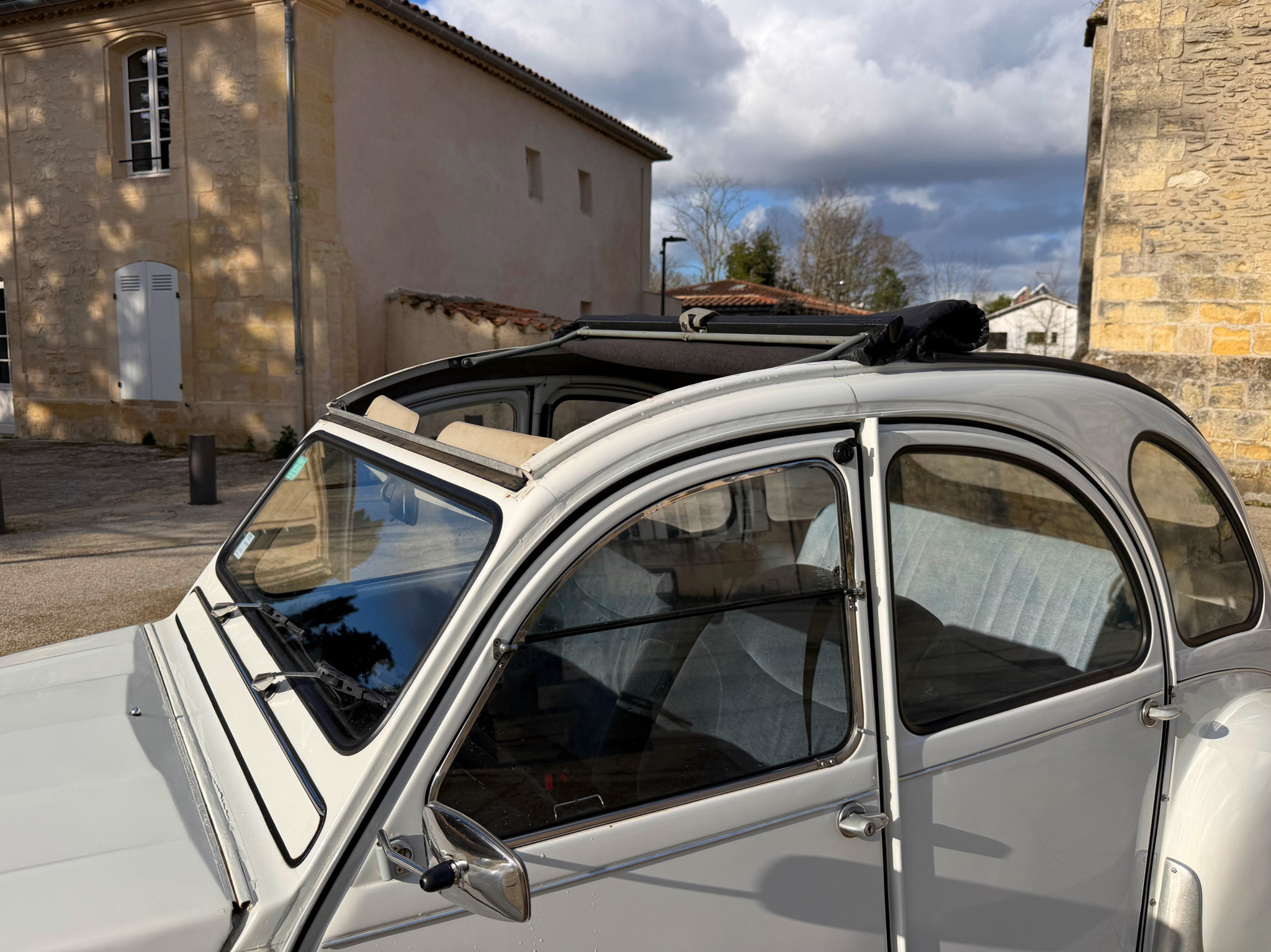 Citroën 2CV blanche, détail de la capote et de l’habitacle