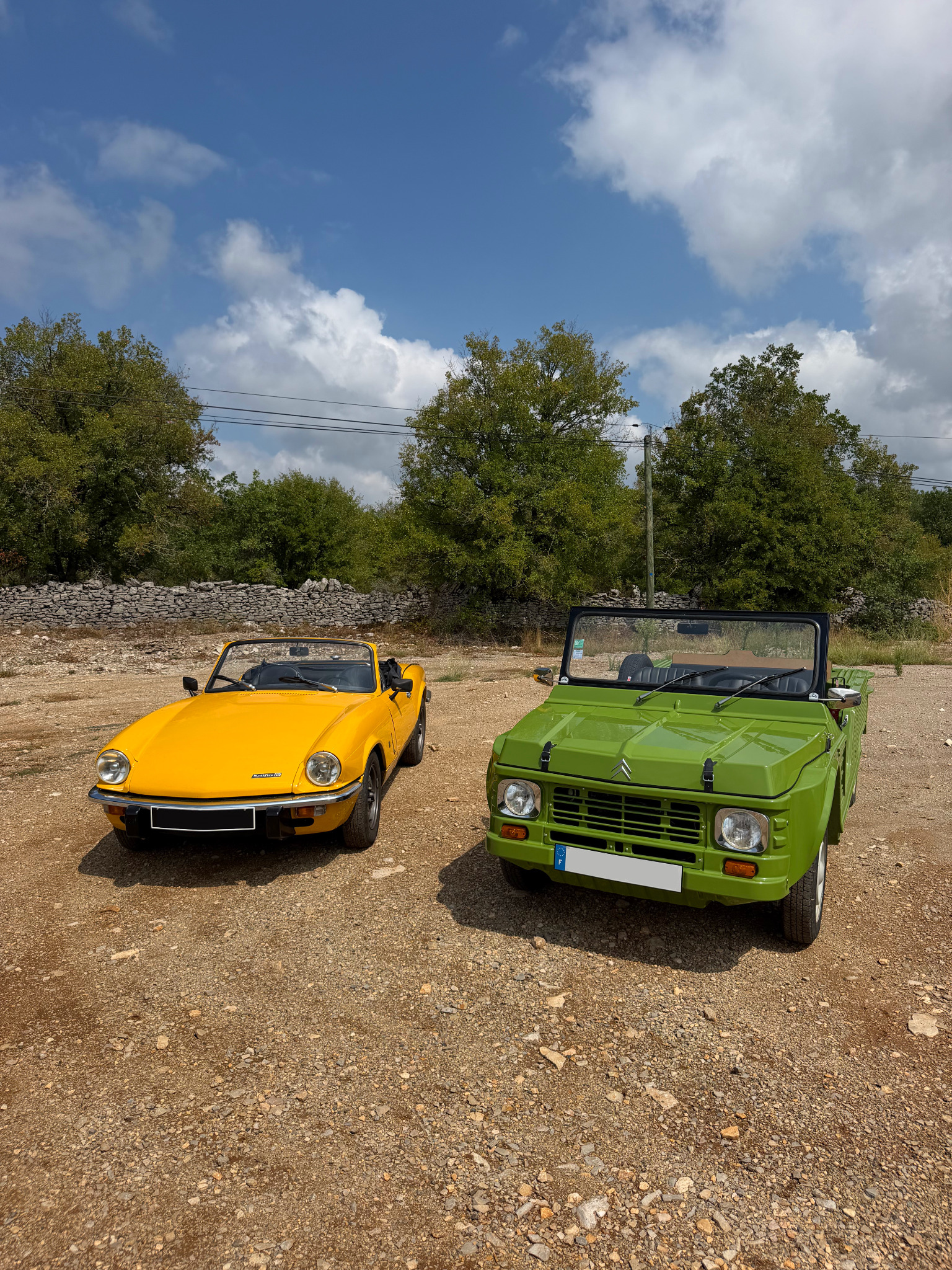 Triumph Spitfire jaune et Méhari verte