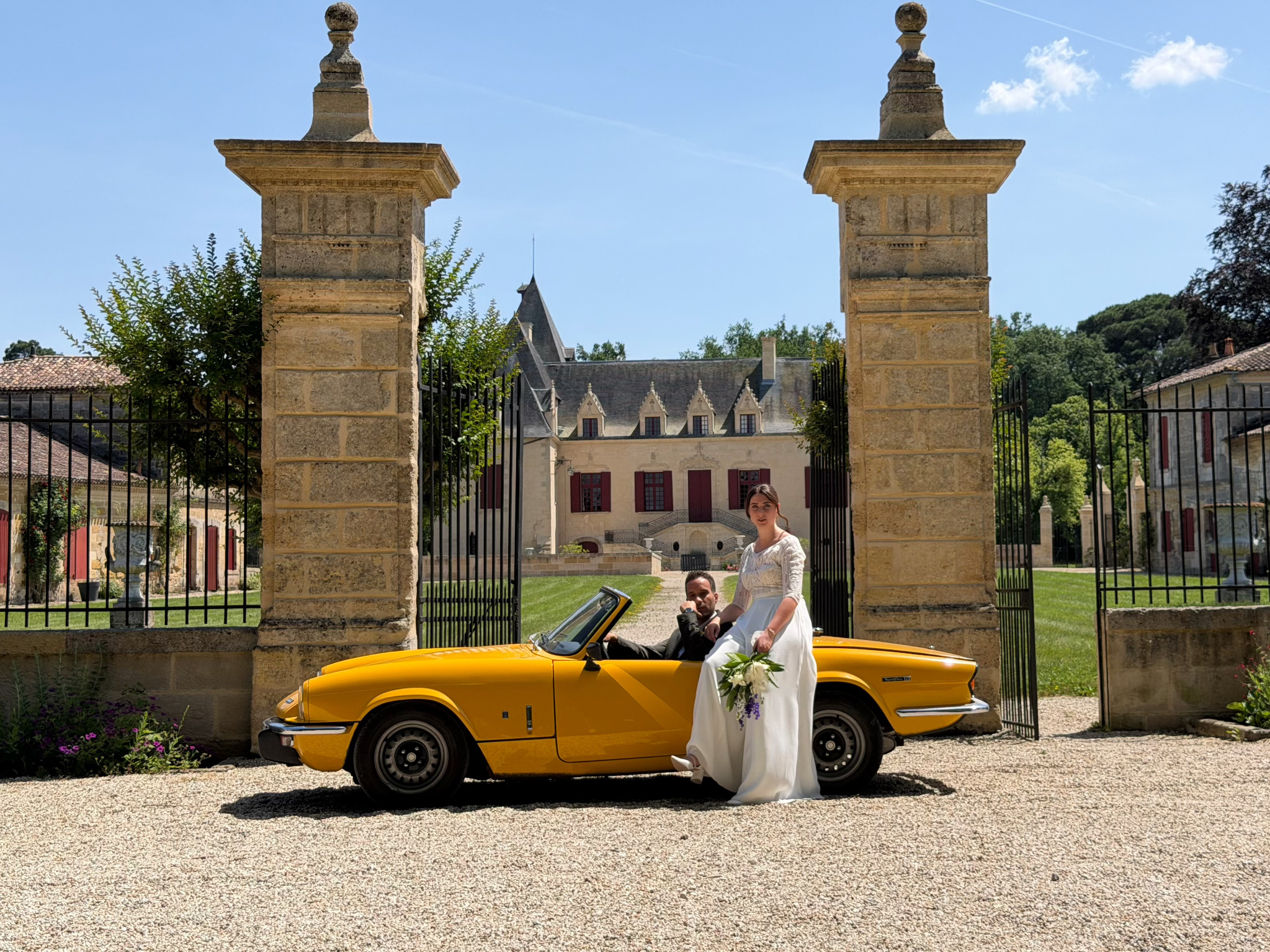 Couple avec Triumph Spitfire jaune