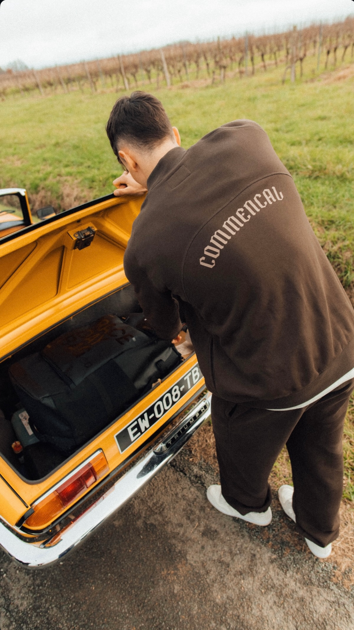 Shooting lifestyle avec la Triumph Spitfire jaune