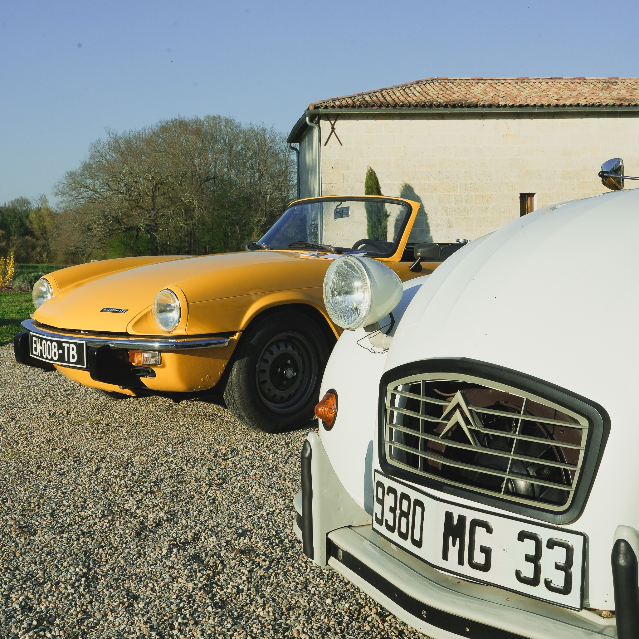 Voiture ancienne dans les vignobles de Pessac-Léognan