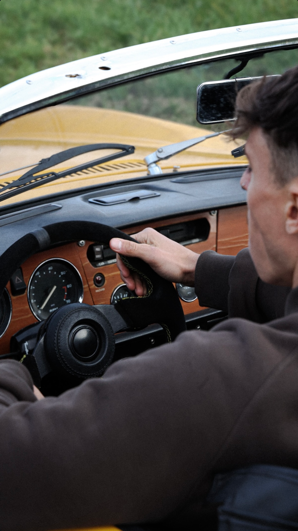 Conduite de la Triumph Spitfire jaune