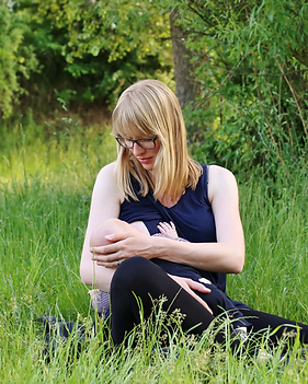 Dr. Franziska Jäger stillt ihr Baby entspannt im Grünen.