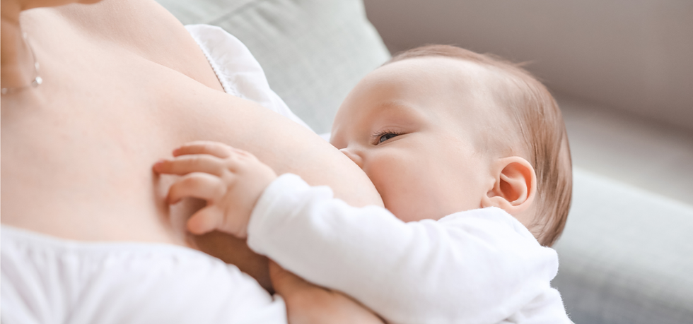 Mutter stillt ihr Baby an der Brust