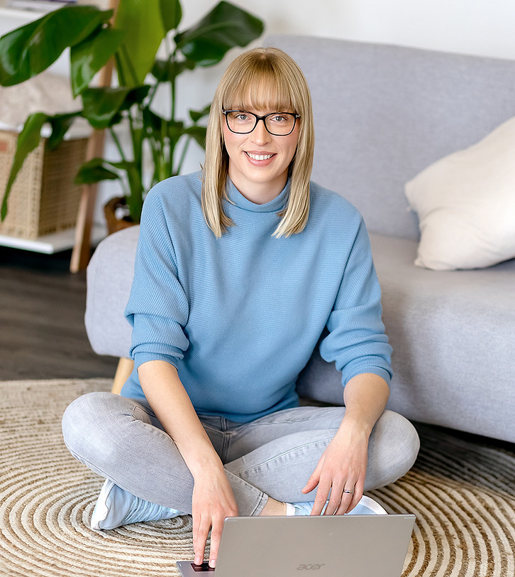 Stillberaterin Dr. Franziska Jäger bei der Online-Stillberatung am Laptop.