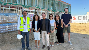 La alcaldesa de Olías del Rey, Charo Navas visita las obras del CEIP Margarita Salas Falgueras y conoce los avances en su sistema de climatización y eficiencia energética