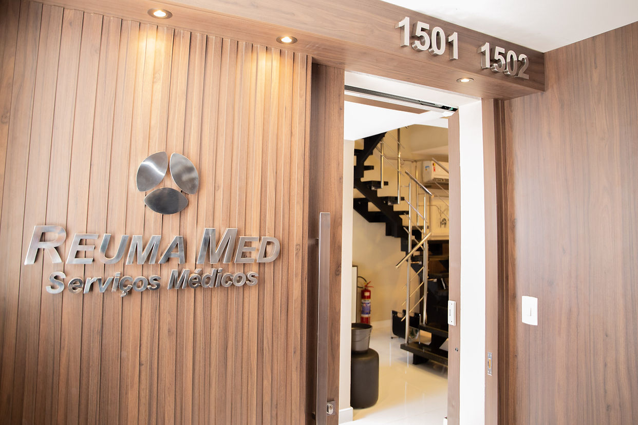 Interior da clínica ReumaMed em Niterói