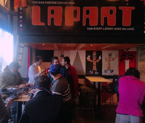 Atelier musique au bar Lapart avec les DJs et les participants