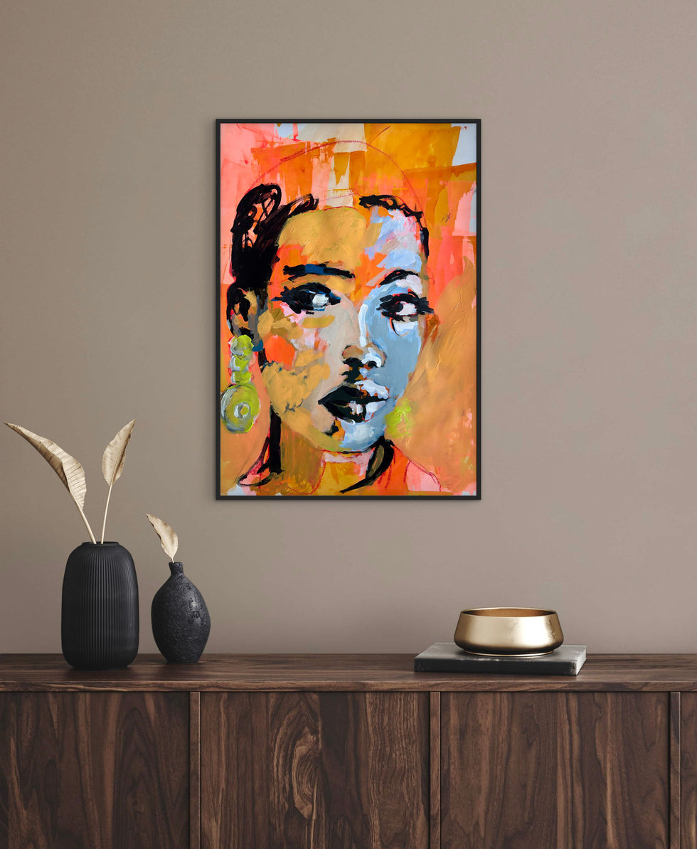 Ein Porträt der Künstlerin Claudia Marienfeld als Gestaltungsidee – das Bild hängt an der Wand. 