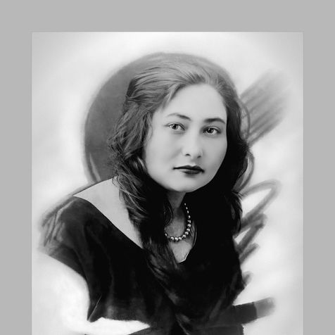 Porträt aus den 1920er-Jahren. Monochrom. Junge elegante Frau mit langen dunklen Haaren. 