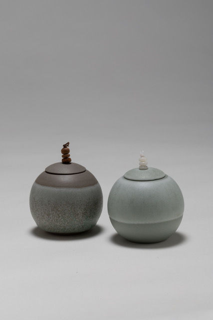 Kate Schuricht, Lunar, stoneware sphere pot with beaded lid