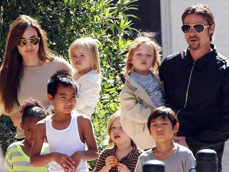 Angelina Jolie lo no kooperá pa pèrsigui Brad Pitt pa maltrato di mucha.