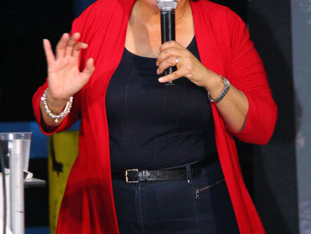 Minister Camelia-Römer ke desaroyá Marie Pampoen.