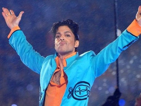 A haña etikèt robes riba pòchi di remedi di Prince.