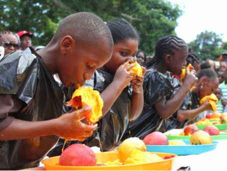Prosesadónan di Agrikultura den Festival di Mango na Antigua.