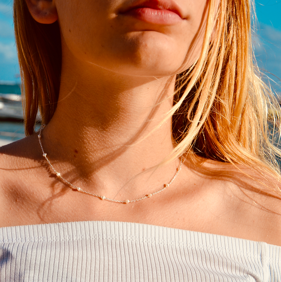 ras du cou sur chaîne et mini perles d'eau douce