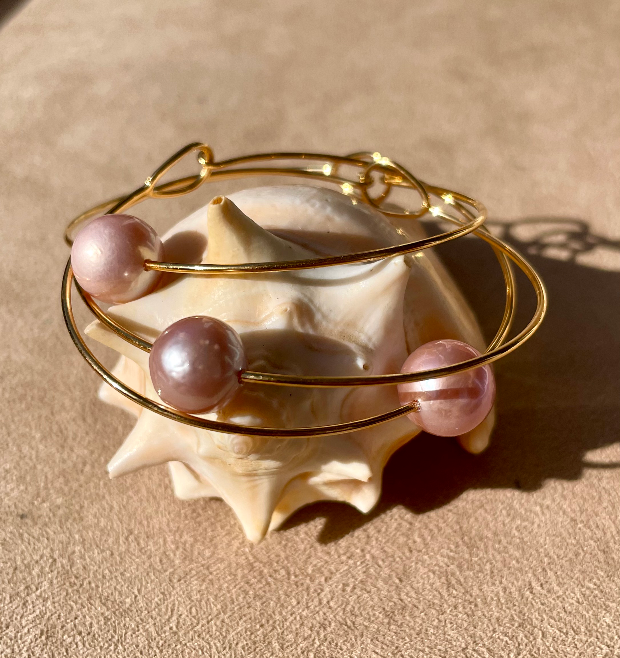 Jonc rigide en perle d’eau douce rose