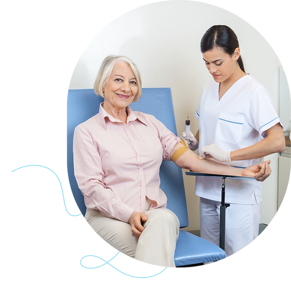 Infirmier réalisant une prise de sang à domicile à Bruxelles