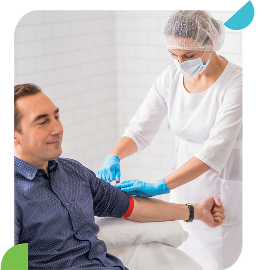 Infirmier réalisant une prise de sang à domicile à Bruxelles