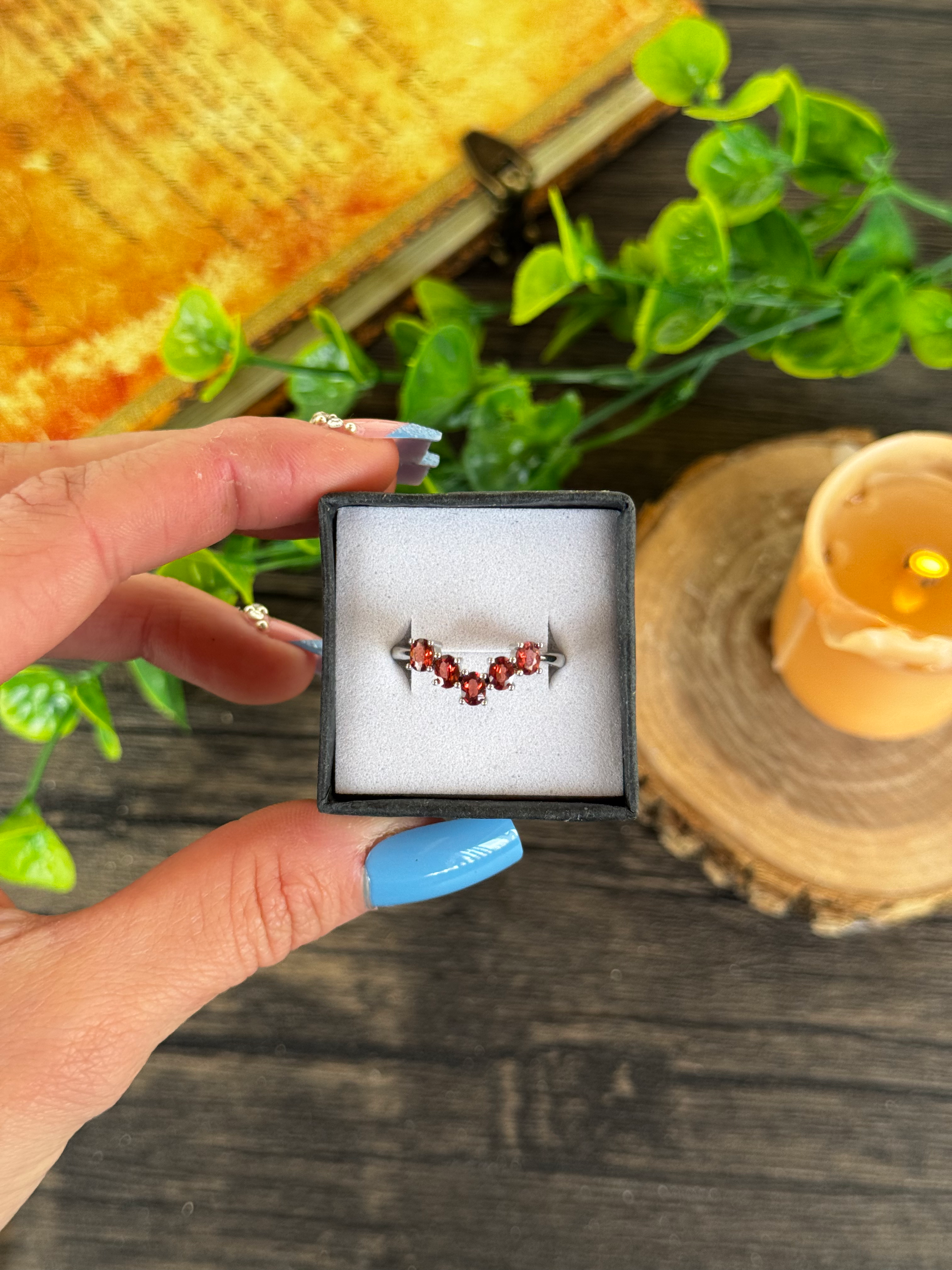 Anello granato a corona