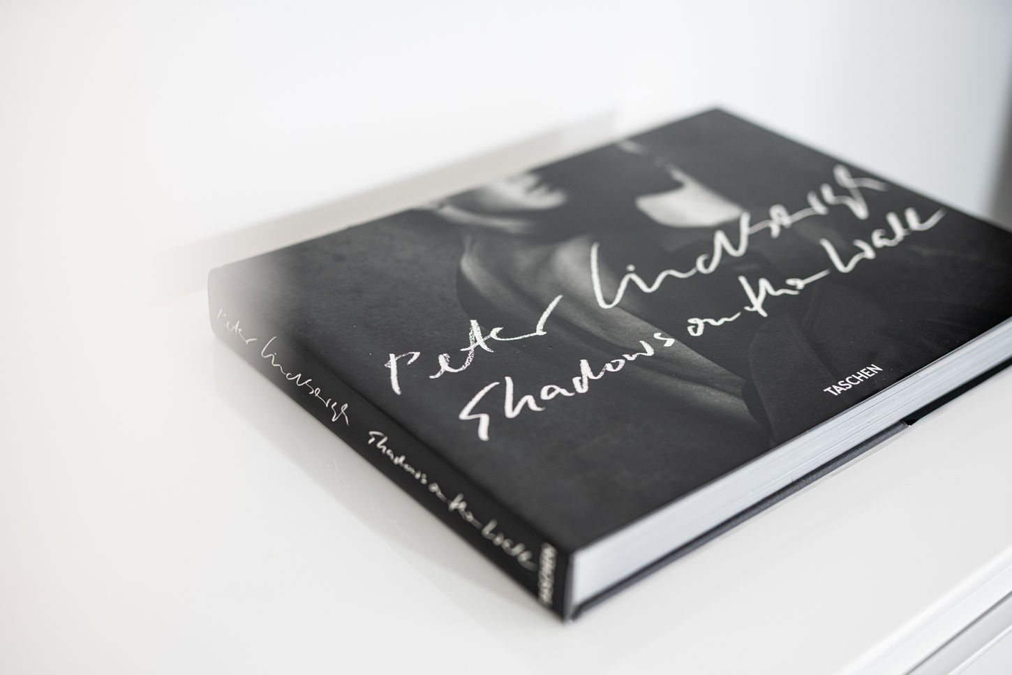 Buch von Fotograf in Fotostudio