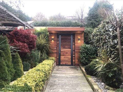 thermowood fin çamı ve demi profiller ile yapılmış aydınlatma elemanları bulunan bitkisel tasarımlı peyzaj proje uygulaması