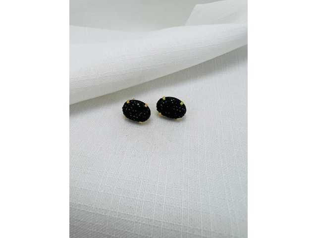 BRINCO OVAL RESINADO PRETO