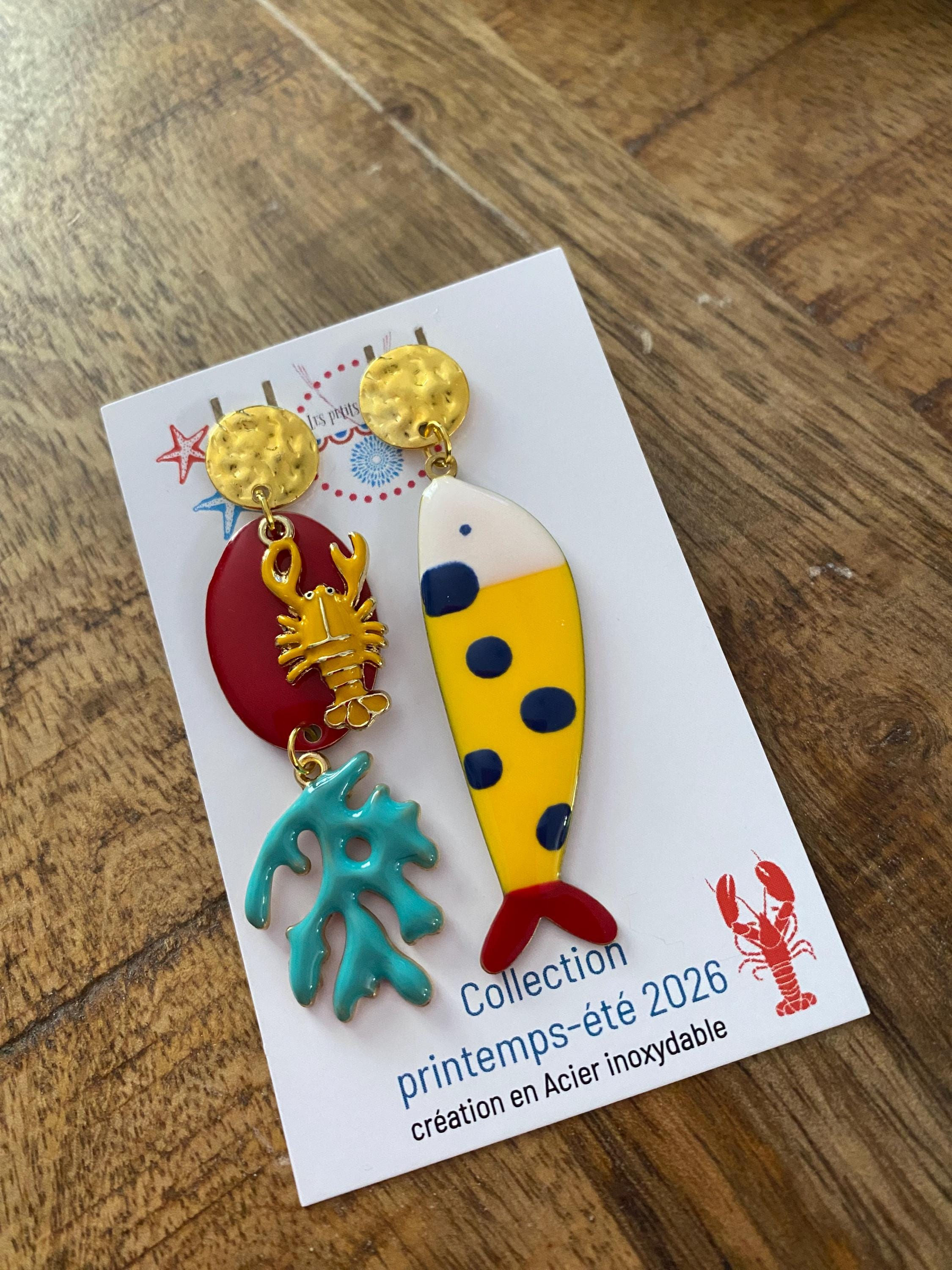 Boucles d’oreilles homard jaune, corail turquoise & baleine