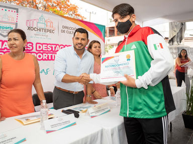 RECONOCE CERRO DE LAS FLORES A SUS ALUMNOS DE EXCELENCIA