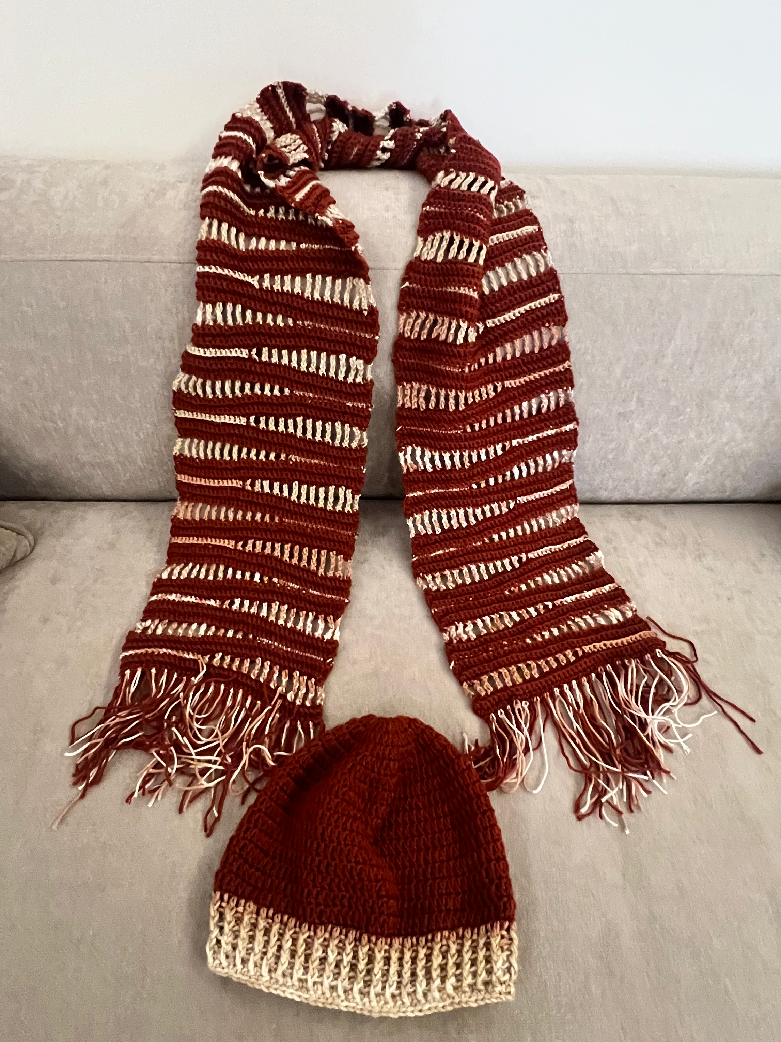 سكارف وقبعه