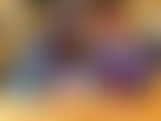 Une jeune femme dans un café, fouille dans un sac à bandoulière posé sur la table. Son autre main tient un petit sac à main-sacoche clipsable, et une gourde de la gamme Heloise est posée sur la table également.