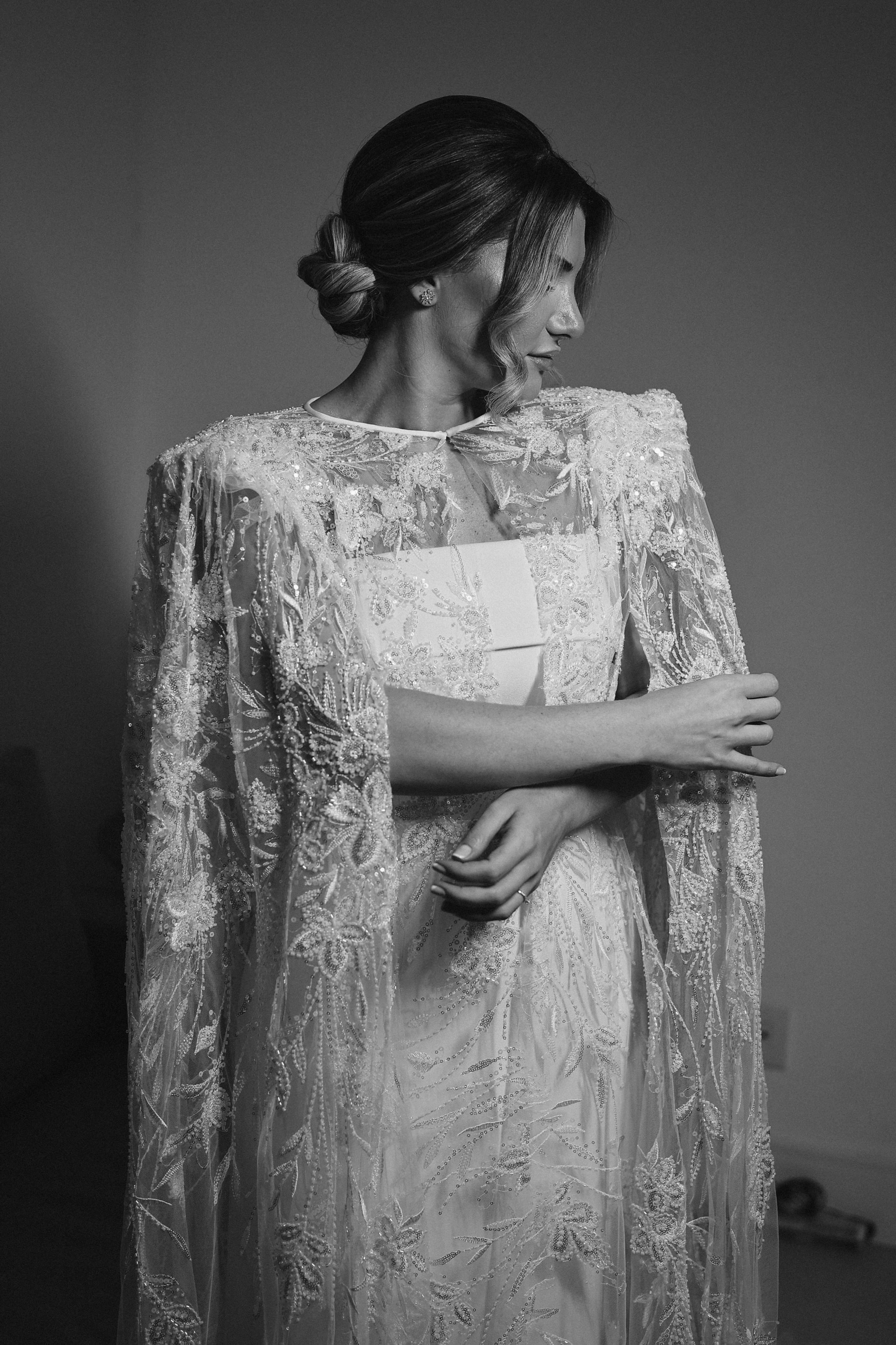 Vestido de noiva Faso minimalista com capa bordada