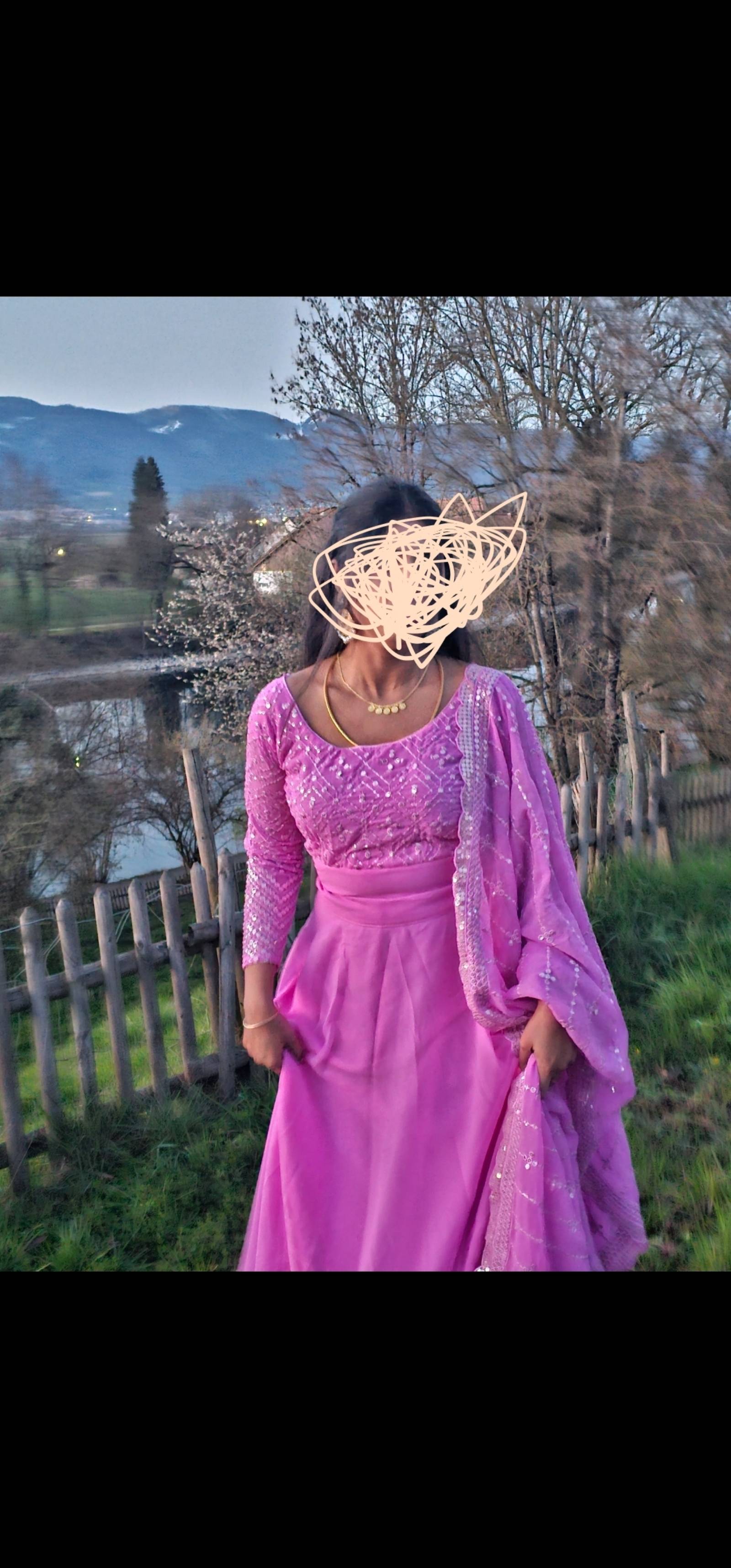 இளஞ்சிவப்பு நிற லெஹங்கா சோளி செட்