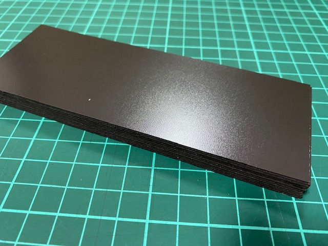 サムネイル： （見切品）両面テープ付マグネットシート  0.8mm厚×50mm×140（10枚セット）