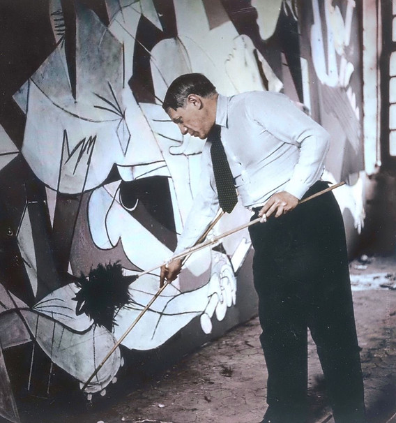 Picasso painting the Guernica
