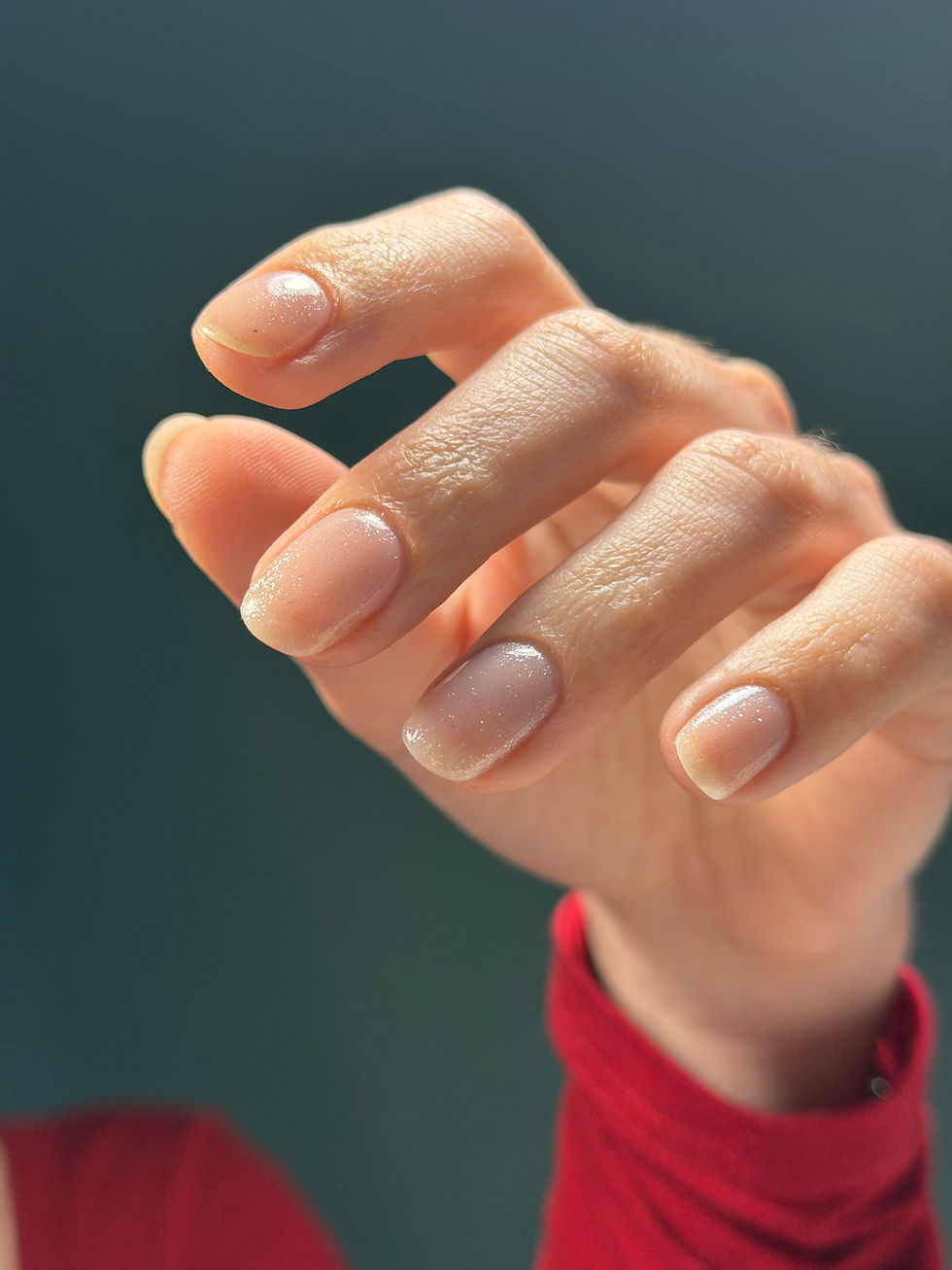 Manucure russe : qu'est-ce que c'est, et pourquoi t'y former (sans abîmer l'ongle)