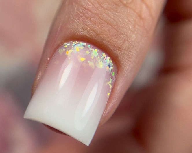 Remplissage d'ongles en gel avec dégradé pailleté, onglerie Ongles et Reflets