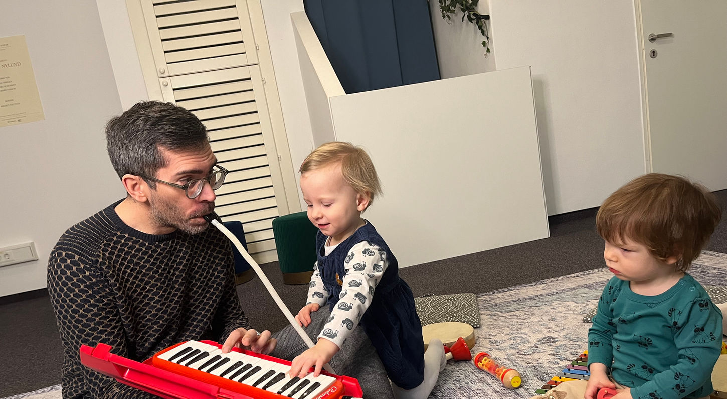 Eltern und Kinder klatschen gemeinsam den Takt – musikalische Früherziehung bei Le Conservatoire stärkt die Bindung durch Musik in Wien.