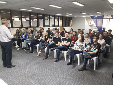Cursos de Administração e Ciências Contábeis da URI realizam viagem de estudos à São Paulo