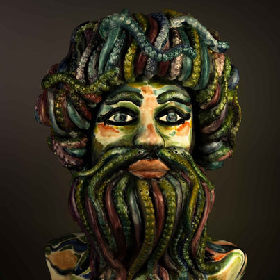 Scultura di Dio del mare, dai tratti forti e decisi e da un colore decisamente accattivante e ipnotico