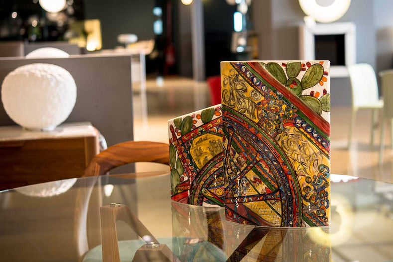 Vaso di ceramica con decorazione carretto siciliano.