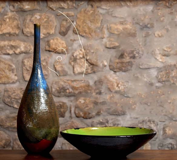 Un vaso bottiglia con texture, finitura lucida blu e bronzoe 
