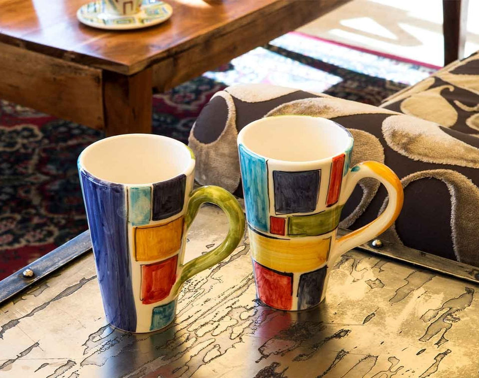 Tazze di ceramica per il caffè americano, colorate stile Mondrian.